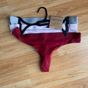 Calvin Klein 3-pack Thongs - Size S